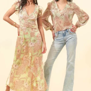 Vestido largo de gasa estampada con cuello pico de pedrería